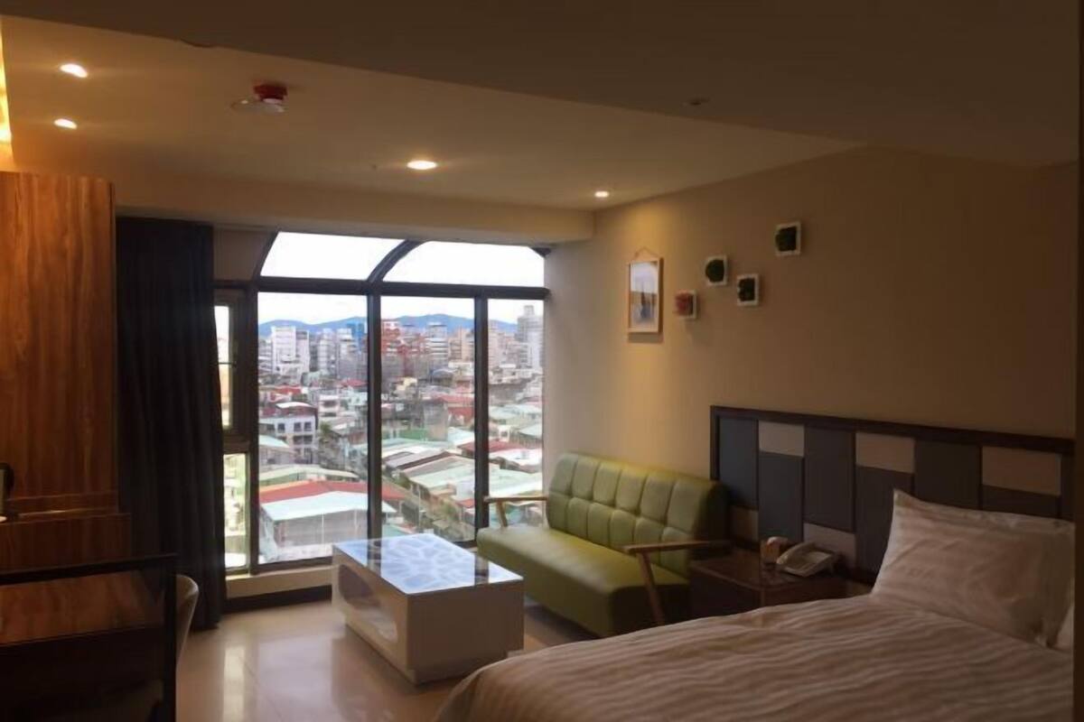 Cubrecamas, decoración personalizada, muebles diferentes y escritorio