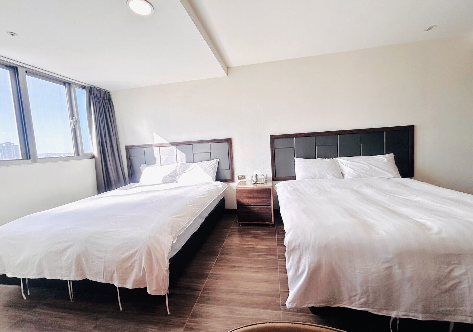 Neljän hengen comfort-huone | Untuvapeitot, yksilöllisesti sisustettu, yksilöllisesti kalustettu