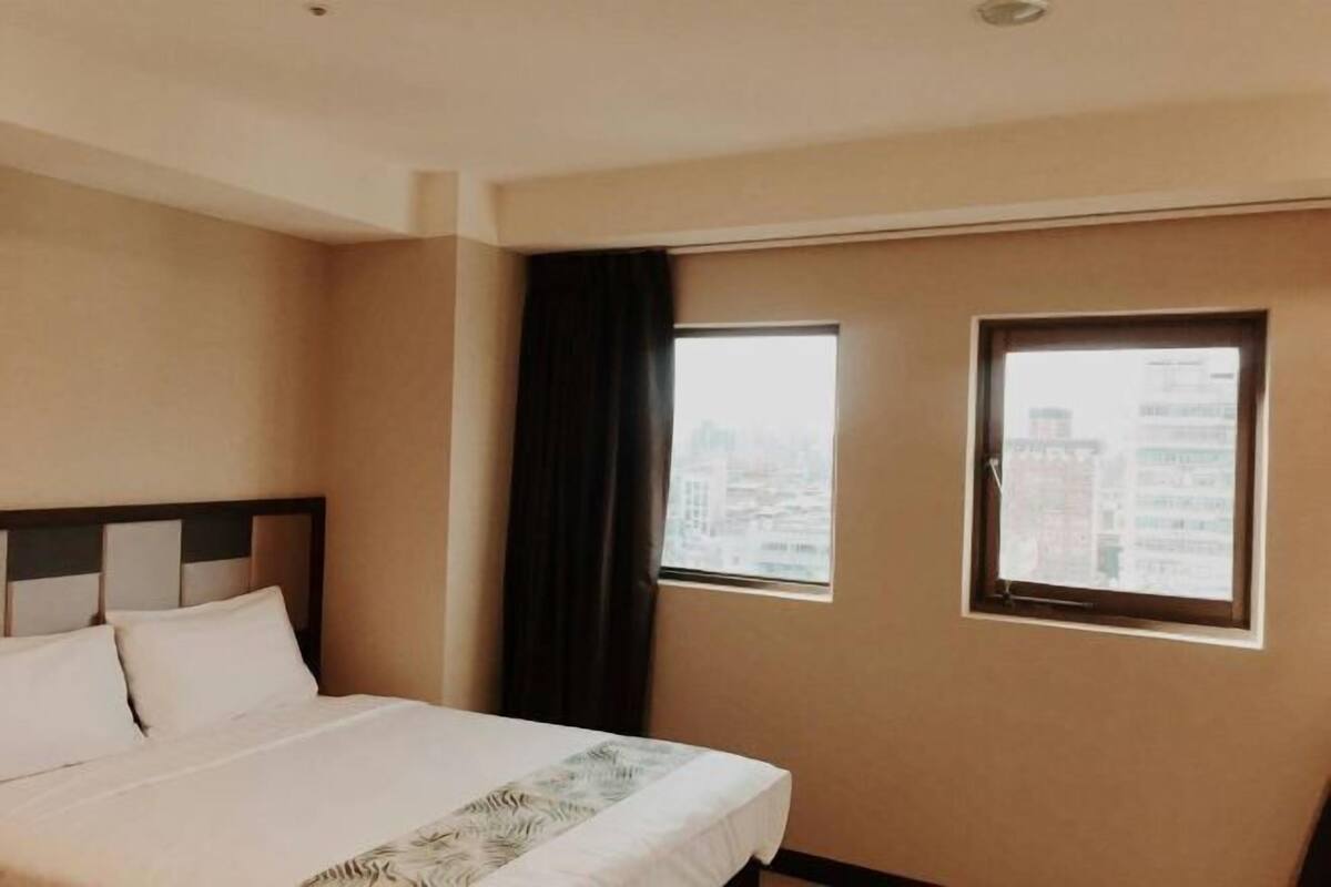 Cubrecamas, decoración personalizada, muebles diferentes y escritorio