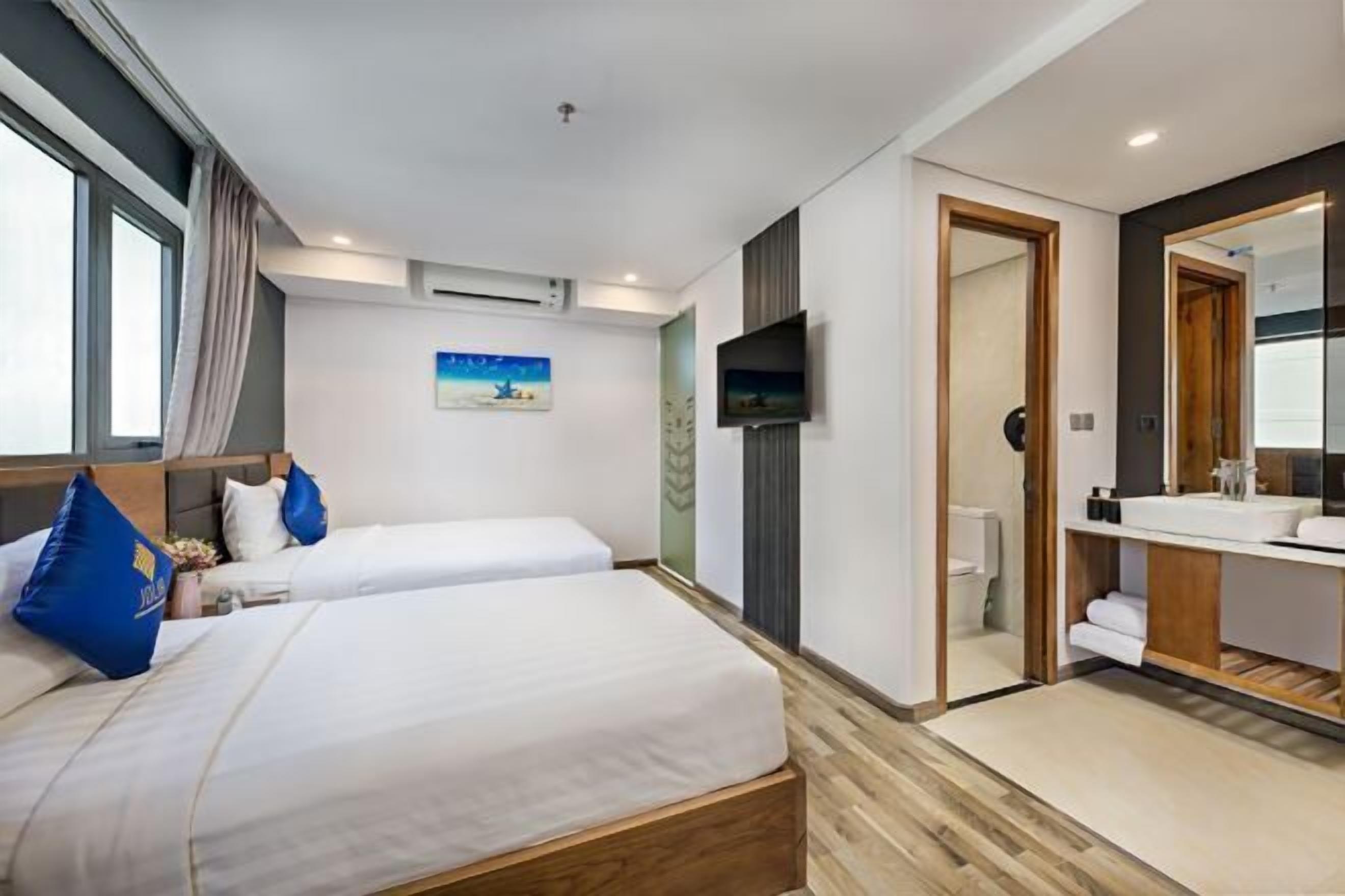 Premium bedding, in-room safe, individually furnished, desk