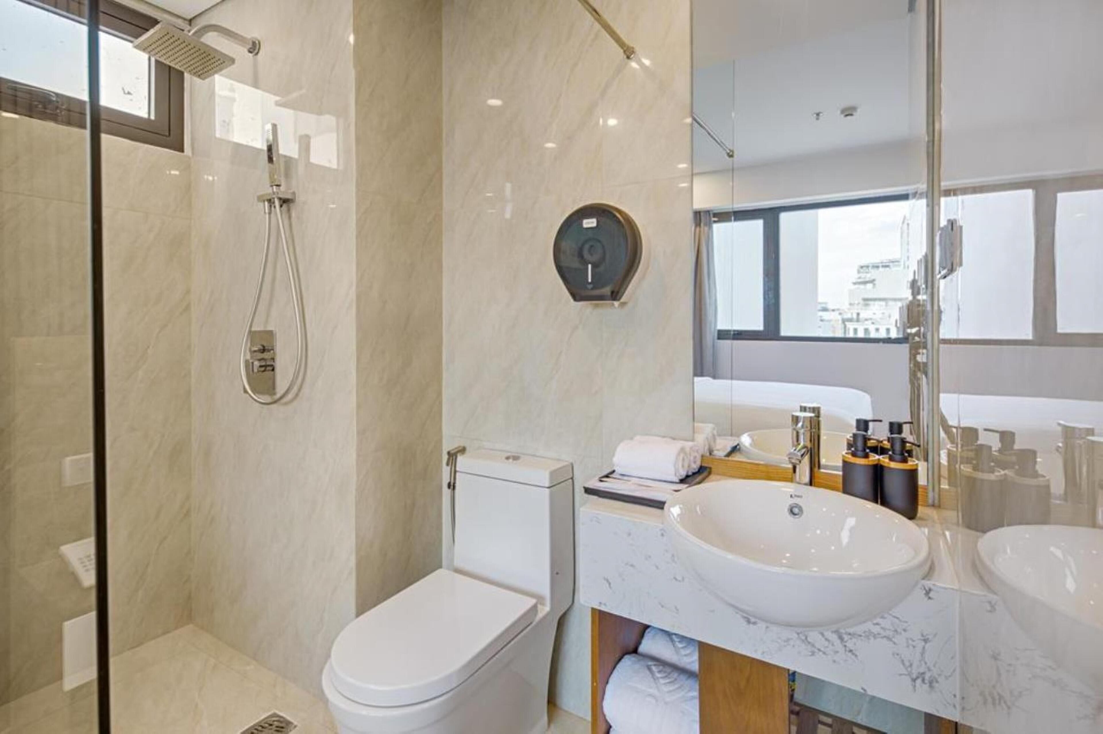 superior single room, city view | bathroom | shower, rainfall showerhead, free toiletries, hair dryer