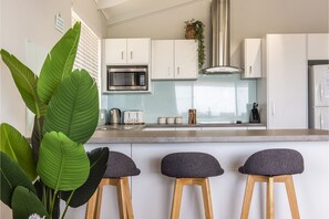 Kjøleskap, mikrobølgeovn, oppvaskmaskin og kaffetrakter/tekoker