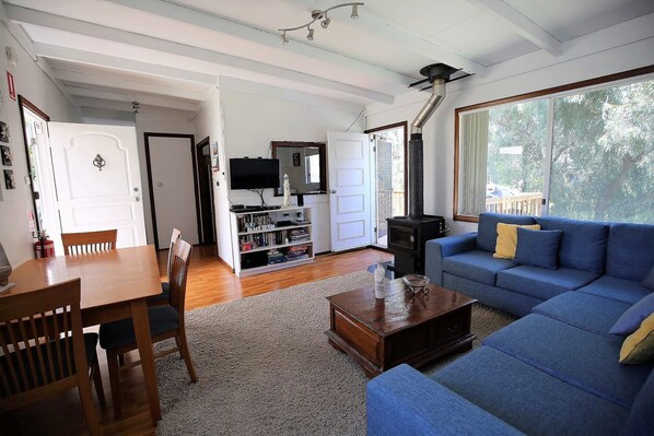 TV - Just Beachy - Quiet & Relaxing - comfortable beach cottage (Guilderton)