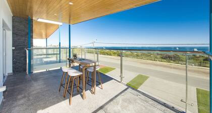 Ocean View - Luxury beachside apartment with stunning ocean views
