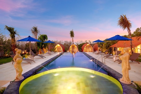 Una piscina al aire libre, tumbonas. Bukal Sari Villas Uluwatu