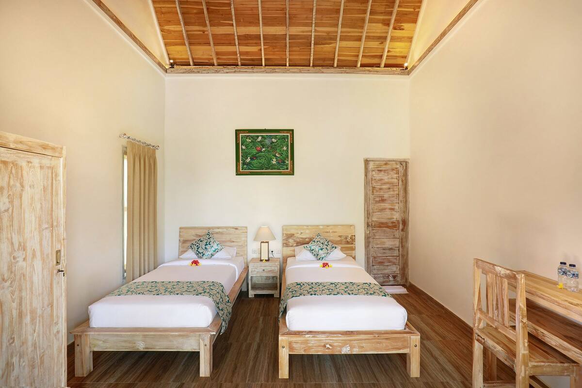 Deluxe Twin Room | Desk, rollaway beds, free WiFi, bed sheets