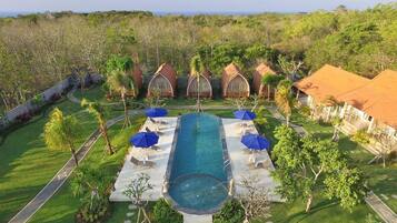 Una piscina al aire libre, tumbonas