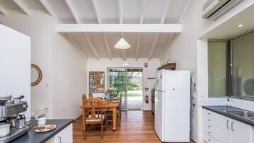 Køleskab, mikrobølgeovn, opvaskemaskine, kaffe-/temaskine