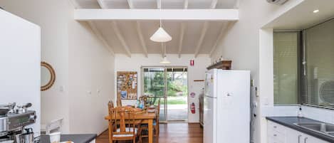 Een koelkast, een microgolfoven, een vaatwasser