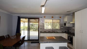 Geladeira, micro-ondas, lava-louças, torradeira