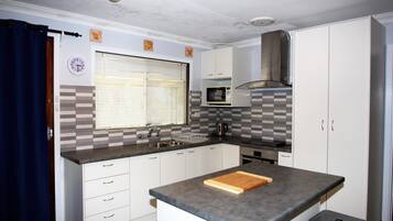 Geladeira, micro-ondas, lava-louças, torradeira