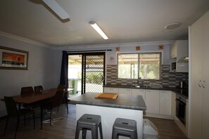 Fridge, microwave, dishwasher, toaster - Brooklands - Budget Beach Shack Style Accomodation (Guilderton)