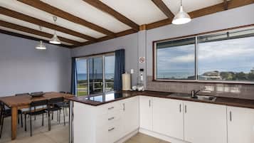 Køleskab, mikrobølgeovn, opvaskemaskine, kaffe-/temaskine