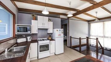 Køleskab, mikrobølgeovn, opvaskemaskine, kaffe-/temaskine