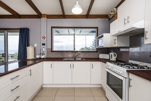 Kjøleskap, mikrobølgeovn, oppvaskmaskin og kaffetrakter/tekoker