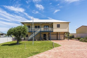 Exterior - Sea Change - Spacious Family Holiday Accommodation Pet friendly (Ledge Point)