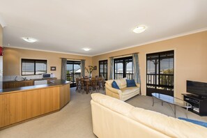 TV - Sea Change - Spacious Family Holiday Accommodation Pet friendly (Ledge Point)