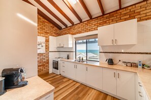 ثلاجة، ميكروويف، غسالة أطباق، ماكينة لصنع القهوة/الشاي