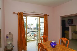 Deluxe Double Room, 1 Bedroom, City View | Breakfast area