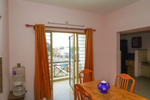 Deluxe Double Room, 1 Bedroom, City View | Breakfast area