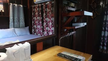Decoración personalizada, escritorio y cortinas blackout