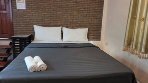 Kamar Double | Didekorasi berbeda-beda, meja kerja, dan tirai kedap cahaya
