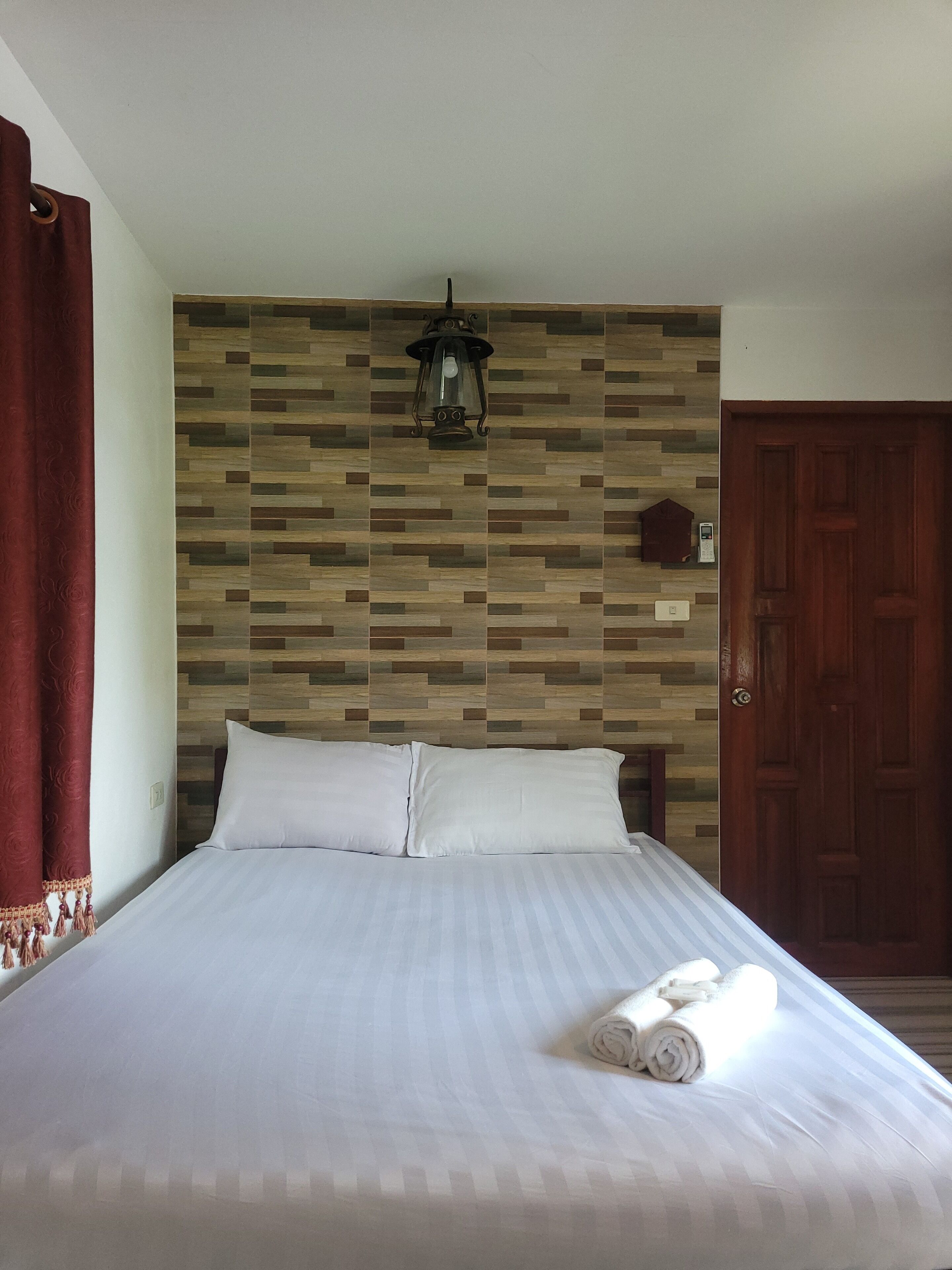 Dobbeltrom | Individuelt dekorert, skrivebord og blendingsgardiner