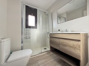 Bathtub, towels - Agi Montseny 3A Apartamento for rent in Roses Girona. (Rosas / Roses)