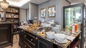 Une cuisine moderne dotée d’un plan de travail en marbre, de divers produits alimentaires et d’une vitrine en verre.