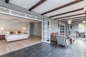 Minibar, caja fuerte, mobiliario individual