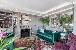 Căn hộ Deluxe, 3 phòng ngủ | Khu phòng khách | TV màn hình phẳng 