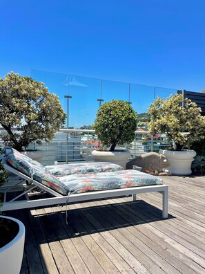 ハネムーン アパートメント キングベッド 1 台 冷房 シービュー | テラス / パティオ