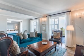 Apartamento de lujo, 3 habitaciones | Zona de estar | Una televisión de pantalla plana