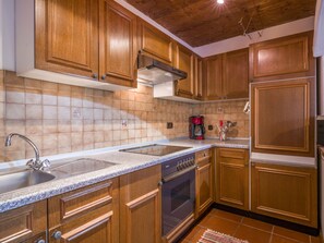 Kühlschrank, Ofen, Herdplatte, Wasserkocher mit Kaffee-/Teezubehör