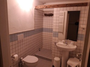 Basic-Doppelzimmer (Maestrale) | Badezimmer