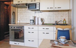 Réfrigérateur, micro-ondes, plaque de cuisson, cafetière/bouilloire