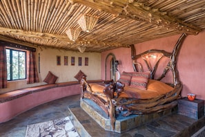 Desk, free rollaway beds, free WiFi, bed sheets - Rhino Watch safari Lodge (Nyahururu)