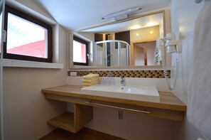 Premium Apartment, Multiple Beds, Non Smoking | Bathroom | Shower, towels - Lindenheim Appartements KG (Schladming)