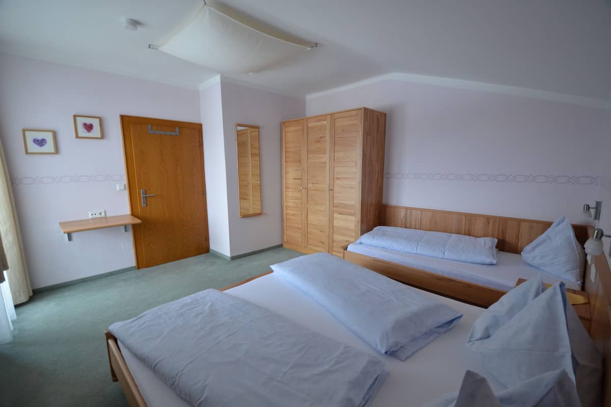 Deluxe appartement, Meerdere bedden, niet-roken | Een kluis op de kamer, verduisterende gordijnen, gratis wifi, beddengoed