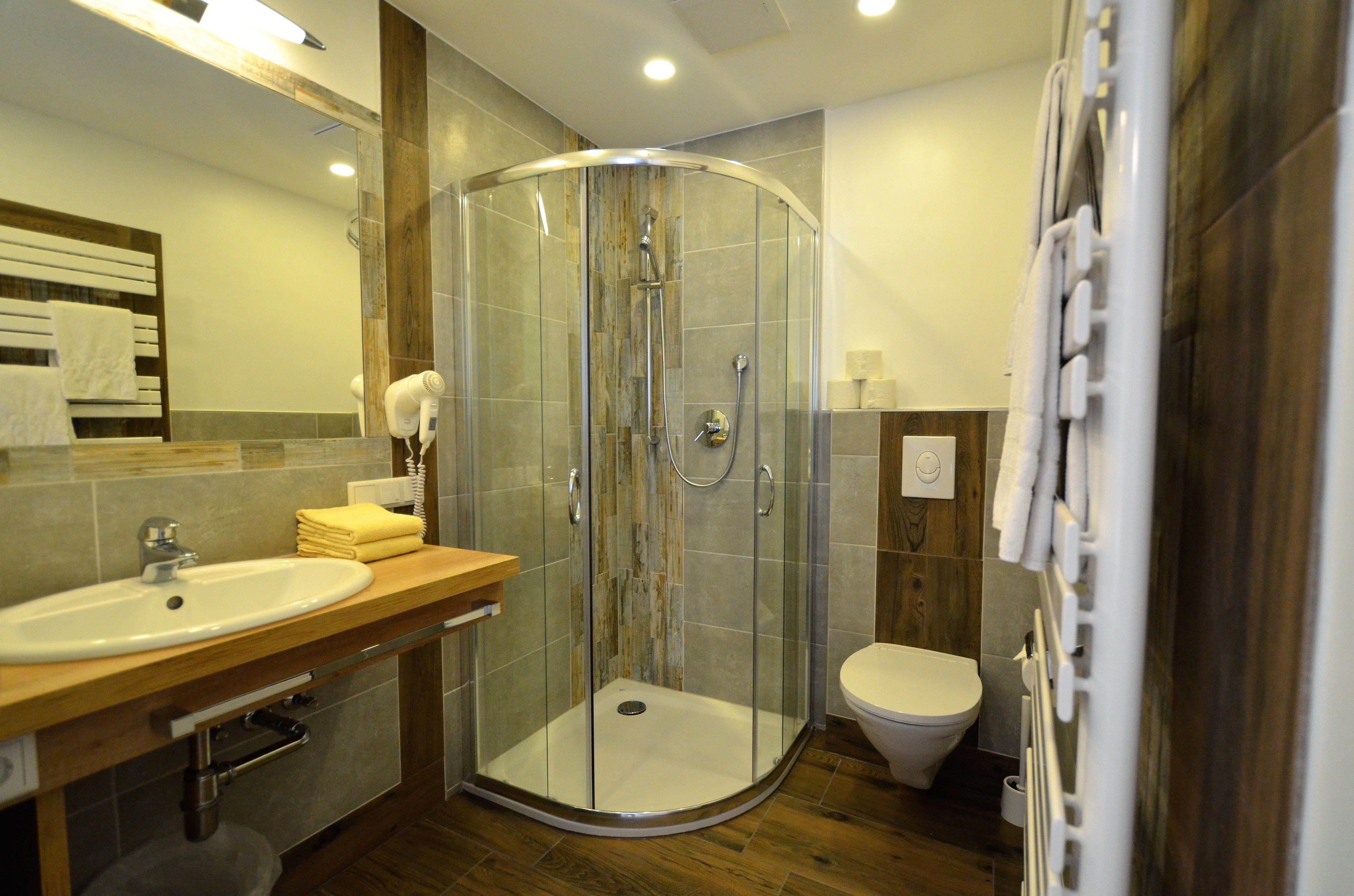 Superior-Apartment, Mehrere Betten, Nichtraucher | Badezimmer | Dusche, Handtücher