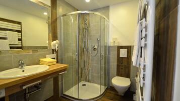 Superior-Apartment, Mehrere Betten, Nichtraucher | Badezimmer | Dusche, Handtücher