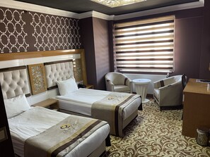 Habitación superior con 2 camas individuales | Minibar, escritorio, espacio para trabajar con laptop y insonorización