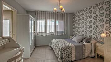 Quadruple Room | Desk, free WiFi, bed sheets