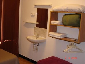 淋浴设施、大花洒淋浴喷头、毛巾