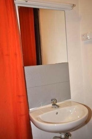 Room amenity - Hostal Can Blanco (Sant Julia de Ramis)
