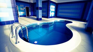 Innenpool, LiegestĂŒhle