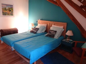 Suíte, 2 quartos | Individualmente decorados, individualmente mobiliados, escrivaninha
