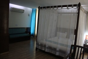 Habitación doble superior, para fumadores | Cortinas blackout, wifi gratis y ropa de cama 