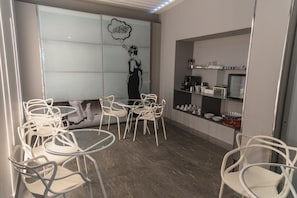 Daily cooked-to-order breakfast (EUR 8 per person)