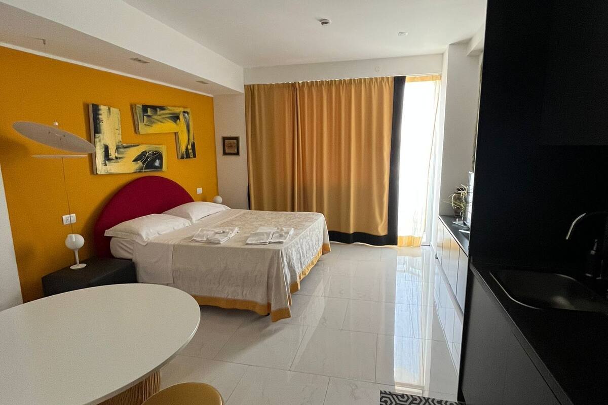 King Room with Roll-In Shower - Disability Access